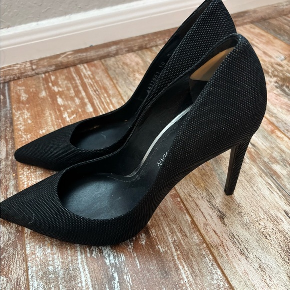 Black Stuart Weitzman heels
Size 10
Heel: 4 inches - Picture 2 of 4